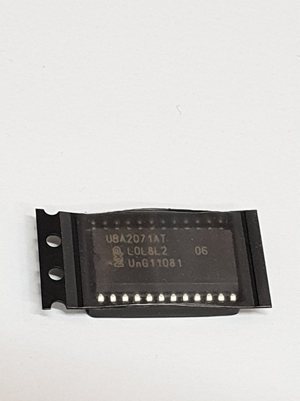 UBA2071 AT